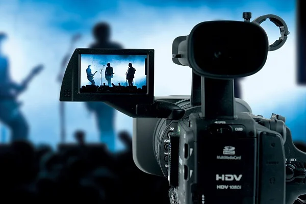 So sánh máy quay phim chuyên nghiệp và máy quay thông thường